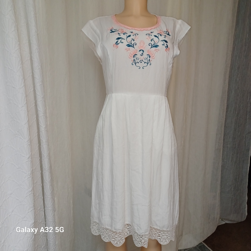 Polagram Women Size M White Dress with Pink and Blue Embroidery - Picture 4 of 15